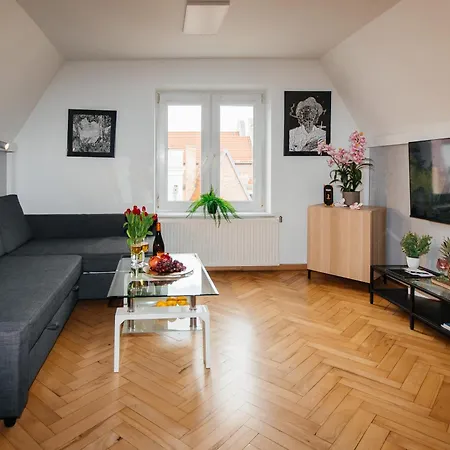 Maya's Flats & 23 Attic - Ogarna Old Town Apartamento