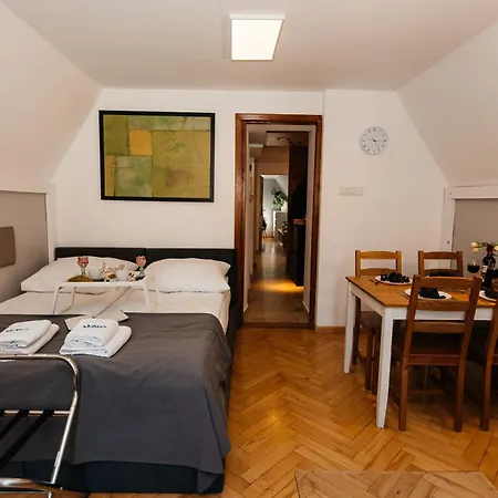 Maya's Flats & 23 Attic - Ogarna Old Town Διαμέρισμα Γκντανσκ