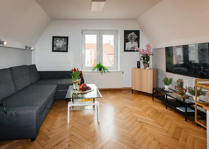 Maya's Flats & 23 Attic - Ogarna Old Town Apartment