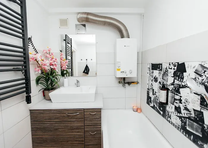 Maya's Flats & 23 Attic - Ogarna Old Town Apartment *