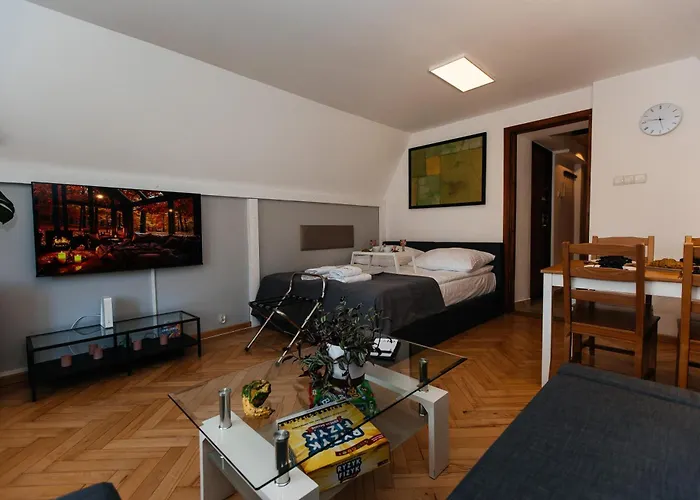 Maya's Flats & 23 Attic - Ogarna Old Town Apartment