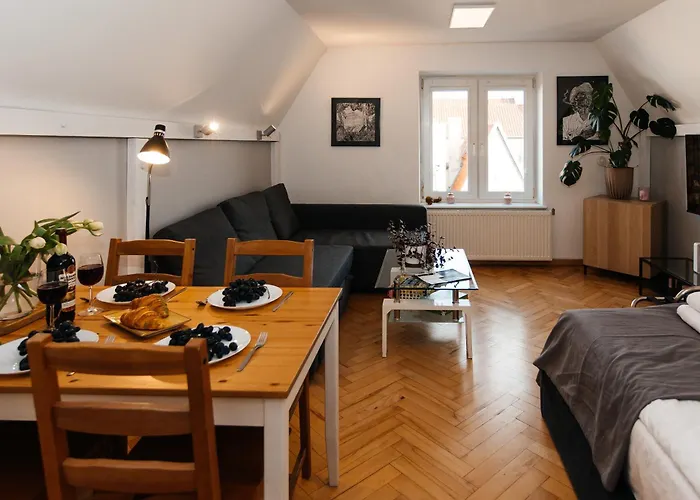 Maya's Flats & 23 Attic - Ogarna Old Town Apartment