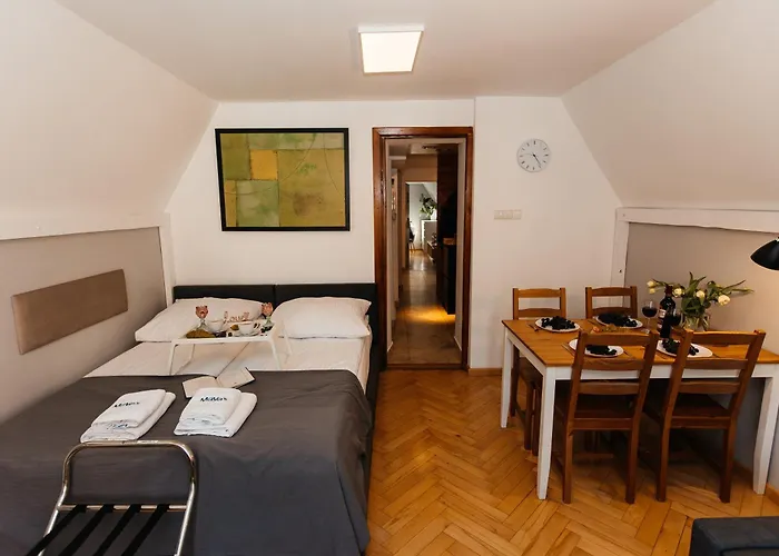 Maya's Flats & 23 Attic - Ogarna Old Town Apartment *